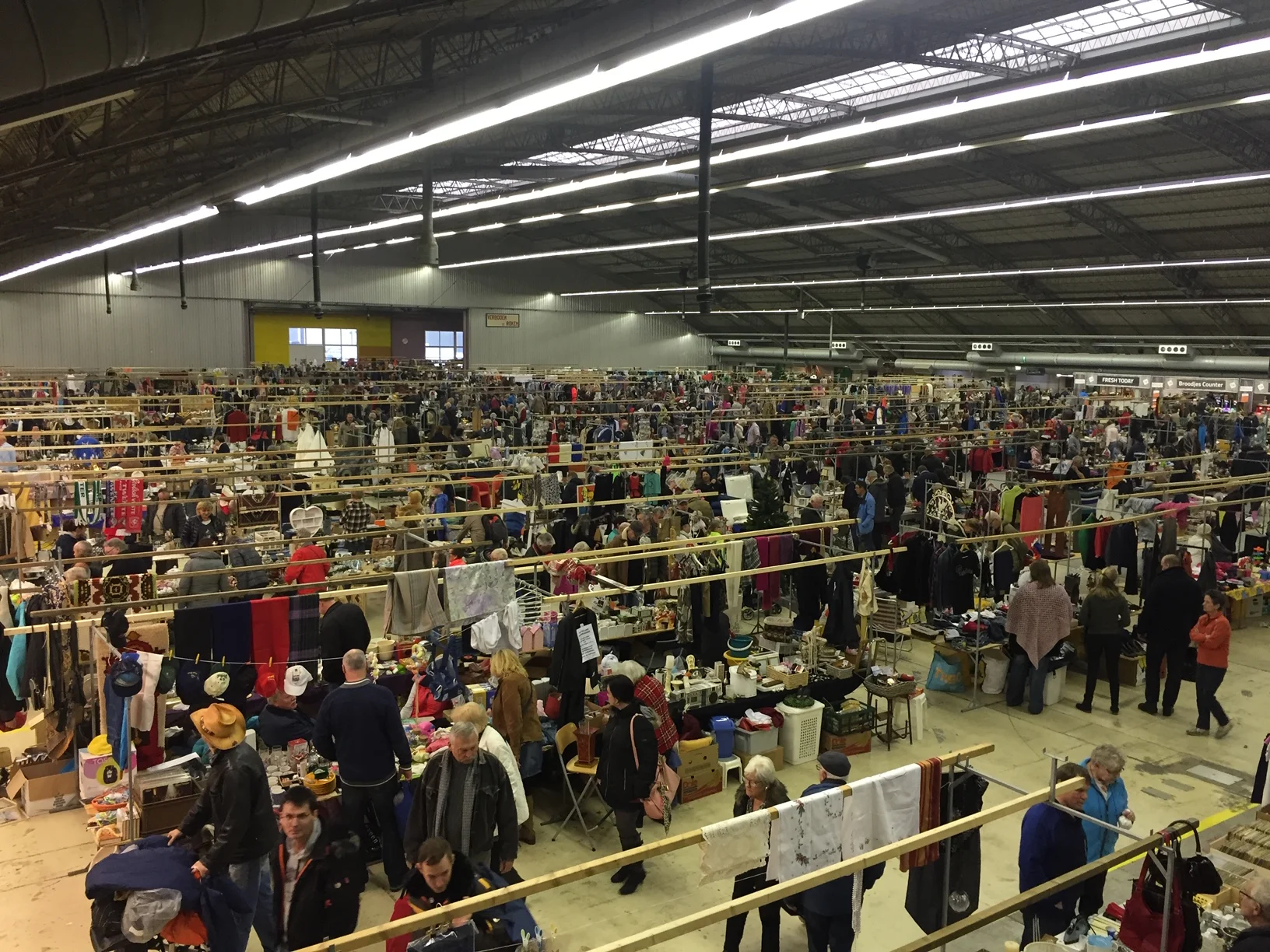 Hangar 11 mega vlooienmarkt
